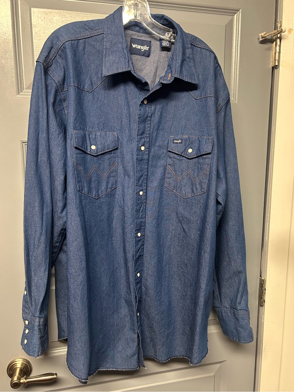 Wrangler men’s pearl snap denim shirt. Size 2XLT! Like new.